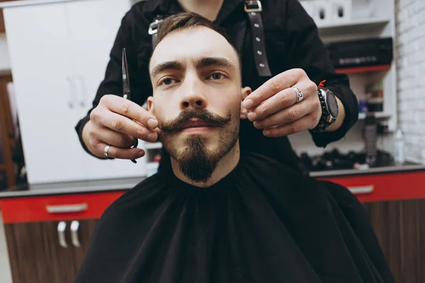 Homem Atraente Elegante Com Uma Barba Uma Barbearia Barbear Modelar — Fotografia de Stock