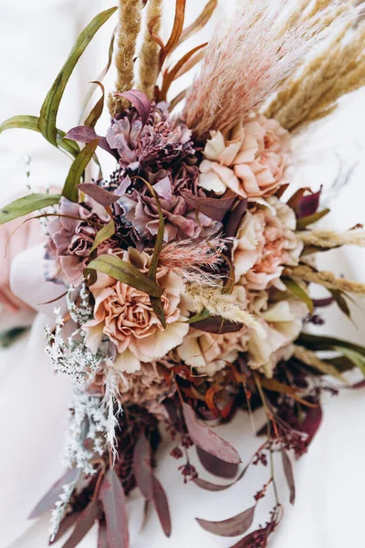Der Perfekte Zarte Und Stilvolle Hochzeitsstrauß Aus Wildblumen Und Getrockneten — Stockfoto