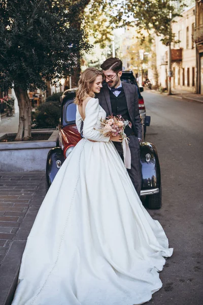 Sesión Promocional Novias Traje Novia Con Estilo Medio Lugares Elegantes —  Fotos de Stock