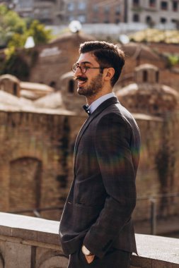 Şık, otantik bir Gürcü 'nün portresi. Tiflis' in eski şehrinin ortasında fotoğraf için poz veriyor.