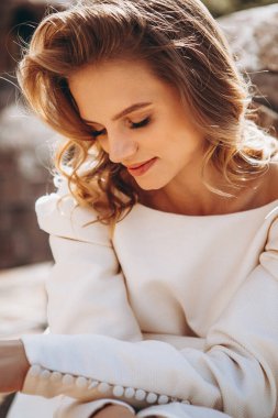 İnanılmaz çekici gelin, eski Gürcistan şehri Tiflis 'in güzel caddelerinde yürüyen sofistike gelinlikli bir fotoğraf için poz veriyor.