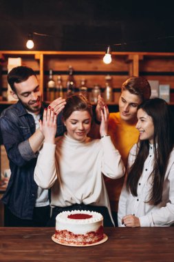 Arkadaşları kız arkadaşına sürpriz yapıp onu doğum günü pastası ve hediyeyle karşılamaya karar verdiler.