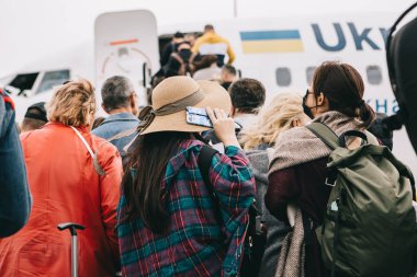 13.07.2018 Tiflis, Gürcistan: Yabancı yolcular Ukrayna havayollarına yaklaşmakta, dikiz manzaralı