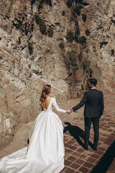 Sesión Fotos Boda Pareja Atractiva Georgia Apariencia Perfecta Ropa Boda —  Fotos de Stock