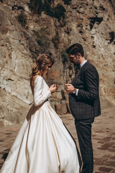 Hochzeits Fotoshooting Attraktiver Paare Georgien Perfektes Aussehen Stilvolle Hochzeitskleidung Strauß — Stockfoto