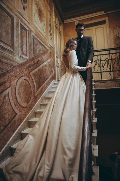 멋지게 차려입은 아름다운 과우아 금발의 드레스를 궁전에서 촬영을 포즈를 취하고 — 스톡 사진