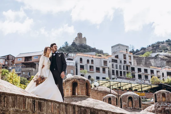 Elegante Pareja Novias Hombre Con Bigote Vestido Traje Bonita Novia —  Fotos de Stock