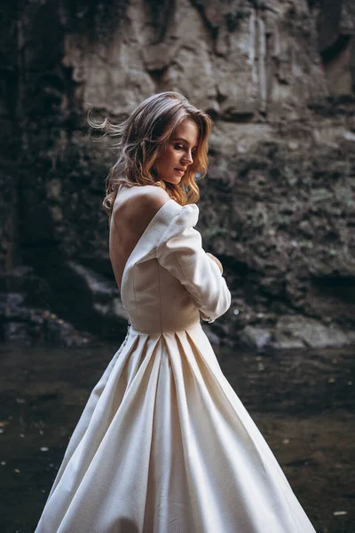 Απαλό Και Χαριτωμένο Πορτρέτο Μιας Όμορφης Νύφης Ντυμένη Λευκό Φόρεμα — Φωτογραφία Αρχείου