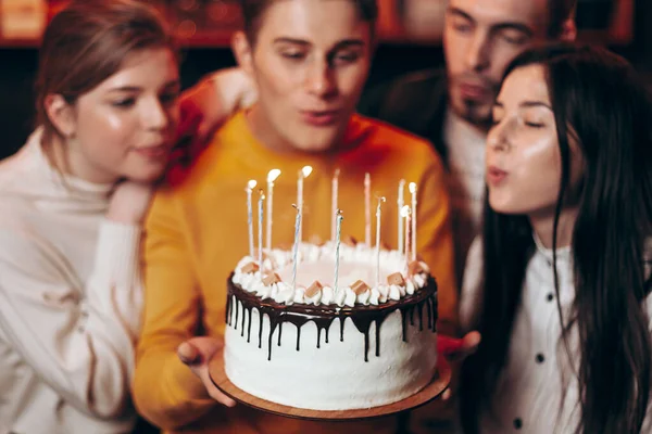 年轻人在家里庆祝一个漂亮的女人过生日 — 图库照片