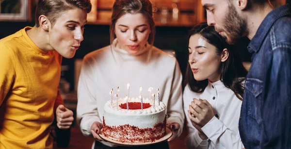 Atractiva Adolescente Celebrando Cumpleaños Con Pastel Junto Con Los Mejores —  Fotos de Stock