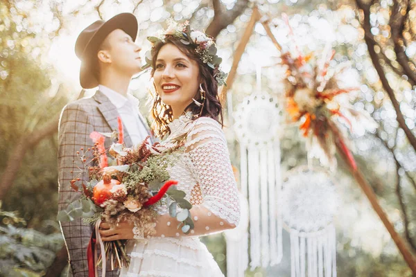 Bride Stylish Groom Casal Feliz Uma Cerimônia Casamento Livre Parque — Fotografia de Stock