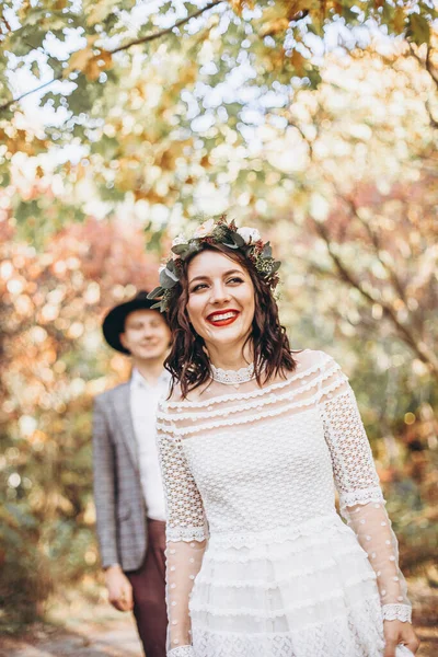 Portrait Jolie Fille Robe Mariée Avec Une Belle Coiffure Sourire — Photo