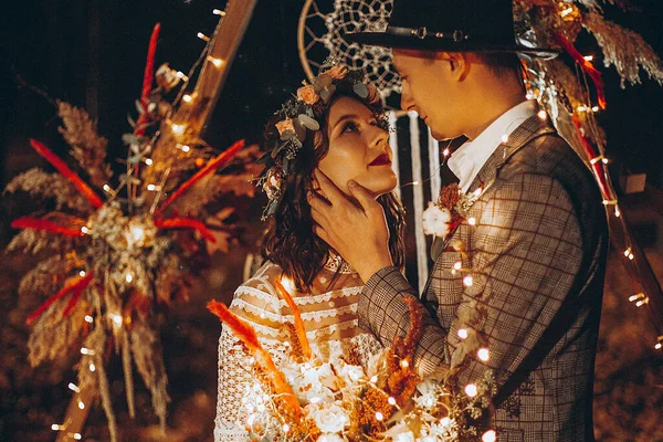 Pár Fiatal Menyasszony Portréja Egy Esküvői Boltív Előtt Éjszaka Romantikus — Stock Fotó
