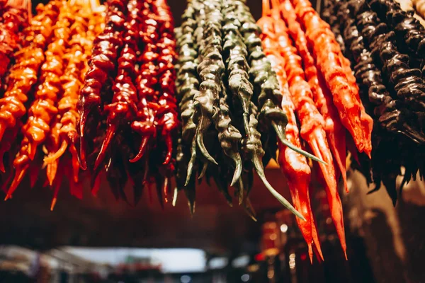 동양인 조지아의 조지아의 견과류 Churchela 교회와 수공업을 조지아 사람들이 가져온 — 스톡 사진