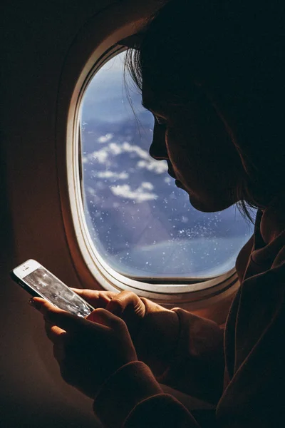 Vrouw Die Voor Het Eerst Vliegt Naar Foto Aan Telefoon — Stockfoto