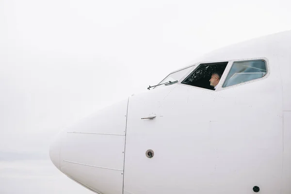 2018 Tbilisi Georgië Voorkant Van Wit Passagiersvliegtuig Tegen Bewolkte Lucht — Stockfoto