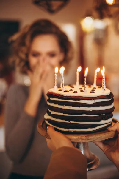 一个漂亮的女孩拿着盘子和自制的生日蛋糕 吹点蜡烛 有选择的焦点 噪音效果的画像 — 图库照片