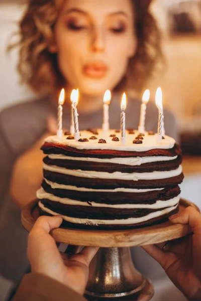 许个愿吧年轻漂亮的姑娘要许个愿 把所有的蜡烛都吹灭了 自制的蛋糕 点着蜡烛 有选择的焦距 噪音效果 — 图库照片