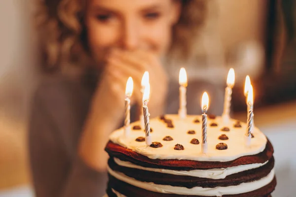 一个非常有趣的年轻女人 手里拿着一个自制的蛋糕 在模糊的背景下摆姿势 周年和生日概念 选择性重点 噪音效应 — 图库照片