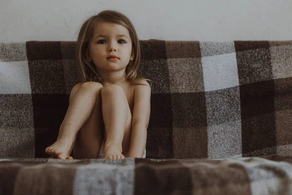 Nettes Kleines Mädchen Höschen Sitzt Auf Der Couch Zimmer Ihrer — Stockfoto