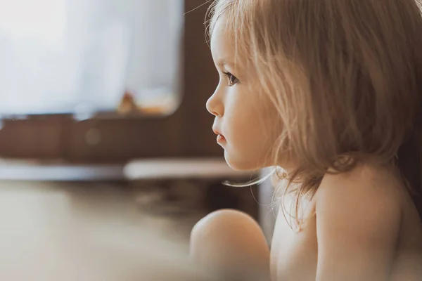 Schattig Klein Meisje Gekleed Slipje Zit Bank Kamer Van Haar — Stockfoto