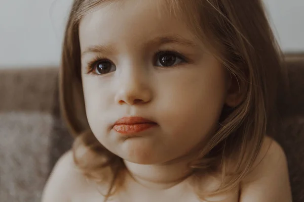 Aranyos Kislány Bugyiba Öltözve Kanapén Szülei Szobájában Ölelgeti Térdeit Szomorúan — Stock Fotó