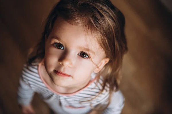 Pequena Criança Bonito Olha Para Mãe — Fotografia de Stock