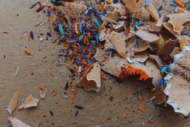 Sanat atölyesi için arkaplan: Renkli kalemlerin keskinleştirilmesinden arkaplan, metin veya reklamınız için arkaplanda yer açılması