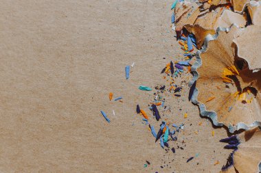 Renkli kalemlerin çizim, keskinleştirilmiş kalemler ve talaşlar için hazırlanması, sanatçılar için yaratıcı bir arka plan