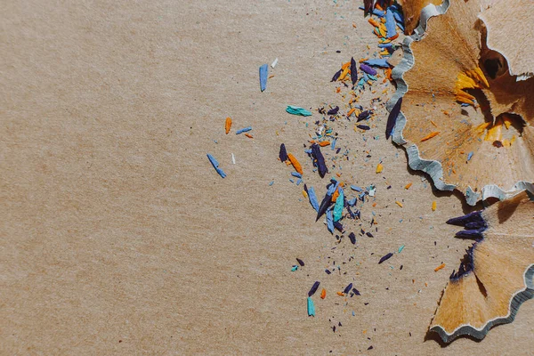 Фон Художественной Мастерской Стружки Заточки Цветных Карандашей Лежащих Бумажном Фоне — стоковое фото