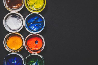 Arkasında boya kalıntıları olan boya kavanozlarından beyaz kapaklar, sanatçı için arka plan. Boşluğu kopyala