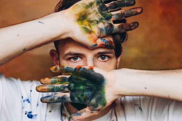 Kunstenaar Maakt Een Lijst Met Zijn Handen Bevuild Met Aquarelverf — Stockfoto
