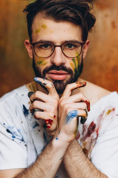 Portret Van Een Jonge Creatieve Kunstenaar Man Met Een Wit — Stockfoto