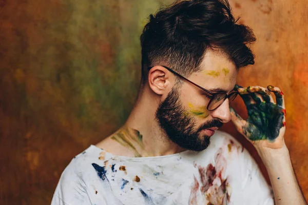 Portret Van Een Jonge Creatieve Kunstenaar Man Met Een Wit — Stockfoto