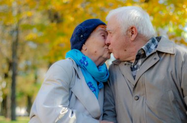Aşk sonsuza dek yaşar! Evde kıdemli bir çift var. Yakışıklı yaşlı adam ve çekici yaşlı kadın sarılıyor, öpüşüyor ve birlikte vakit geçiriyorlar..