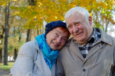 Aşık mutlu son sınıf çifti. Dışarıya park et..