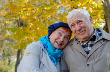 Mutlu son sınıf evli çiftin öpüşmesini kapatın.