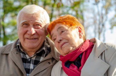 Sonbahar parkında oturan olgun çift konuşuyor, şakalaşıyor, gençliği hatırlıyor ve yukarı bakıyor. Boşluğu kopyala