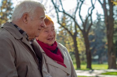 Sonbahar parkında oturan olgun çift konuşuyor, şakalaşıyor, gençliği hatırlıyor ve yukarı bakıyor. Boşluğu kopyala