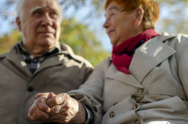 Son sınıf öğrencilerinin yakın çekimleri karısının elinde.