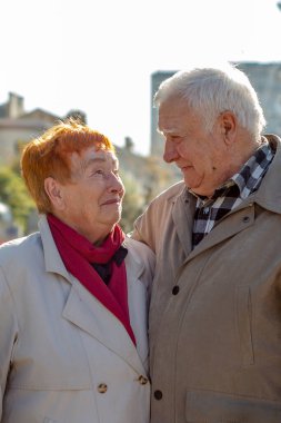 Mutlu yaşlılar güneşli bir günde parkta yürüyüş yapıyorlar. Eski aile kavramı.. 