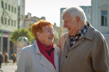 Mutlu yaşlılar güneşli bir günde parkta yürüyüş yapıyorlar. Eski aile kavramı.. 