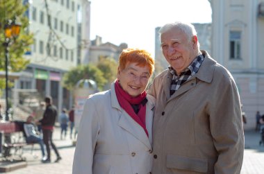 Mutlu yaşlılar güneşli bir günde parkta yürüyüş yapıyorlar. Eski aile kavramı.. 