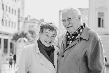 Mutlu yaşlılar güneşli bir günde parkta yürüyüş yapıyorlar. Eski aile kavramı.. 