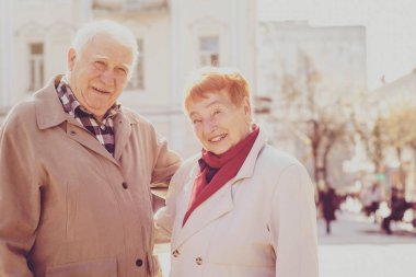 Mutlu yaşlılar güneşli bir günde parkta yürüyüş yapıyorlar. Eski aile kavramı.. 