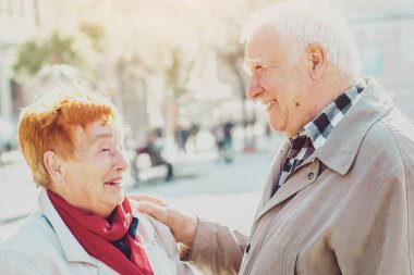 Sonbaharda oturan güzel yaşlı çift..