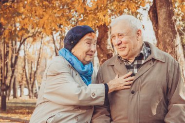 Sonbaharda oturan güzel yaşlı çift..