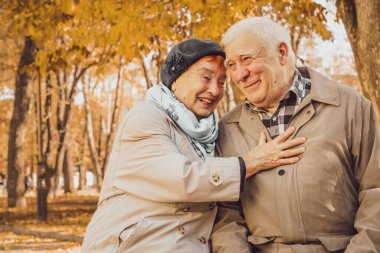 Sonbaharda oturan güzel yaşlı çift..