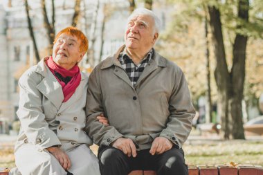 Sonbaharda oturan güzel yaşlı çift..