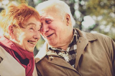 Sonbaharda oturan güzel yaşlı çift..